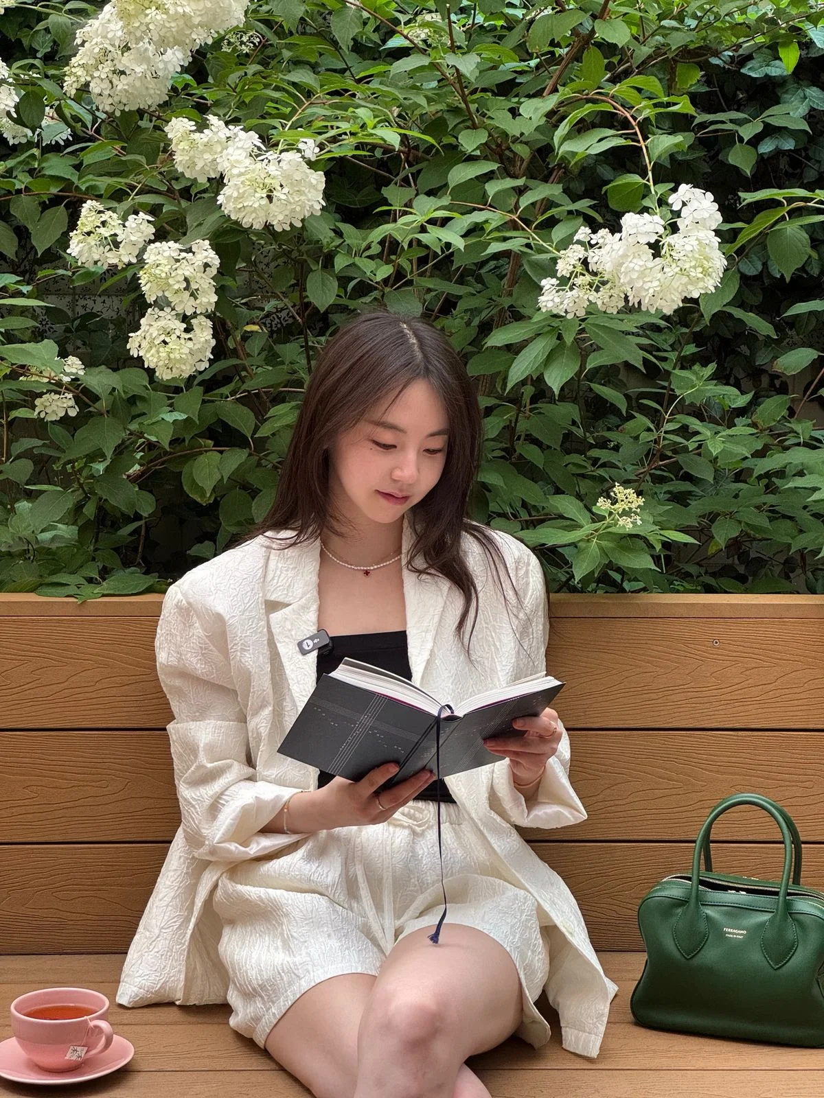 페라가모 백과 함께 여유를 즐기는 안소희. 인스타그램 @ssoheean 